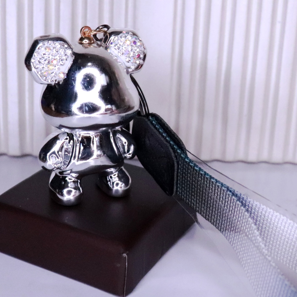 جاکلیدی کروم‌ نگین دار بند برزنتی و چرمی